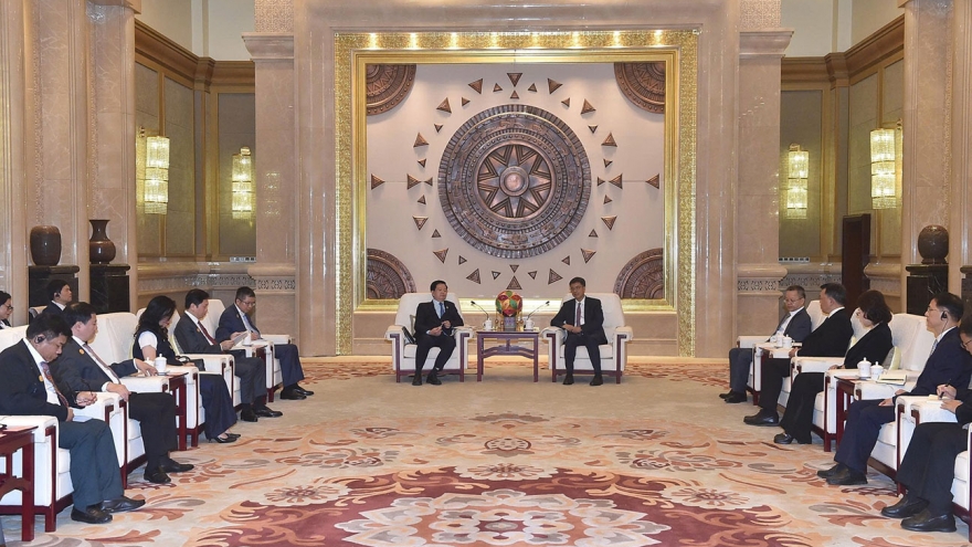 Deputy PM encourages local cooperation between Vietnam and China